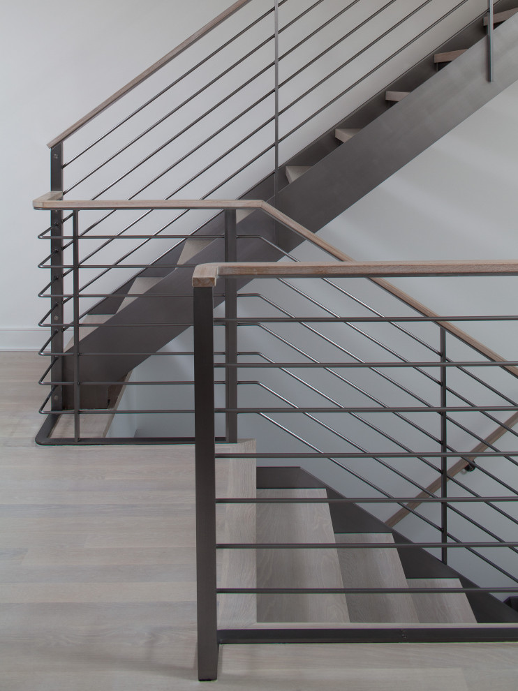 Свежая идея для дизайна: лестница на больцах в современном стиле с деревянными ступенями и металлическими перилами без подступенок - отличное фото интерьера