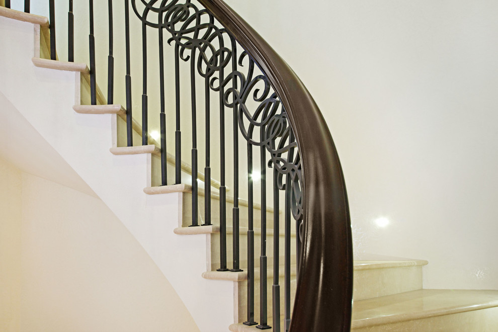 Пример оригинального дизайна: огромная изогнутая лестница в классическом стиле