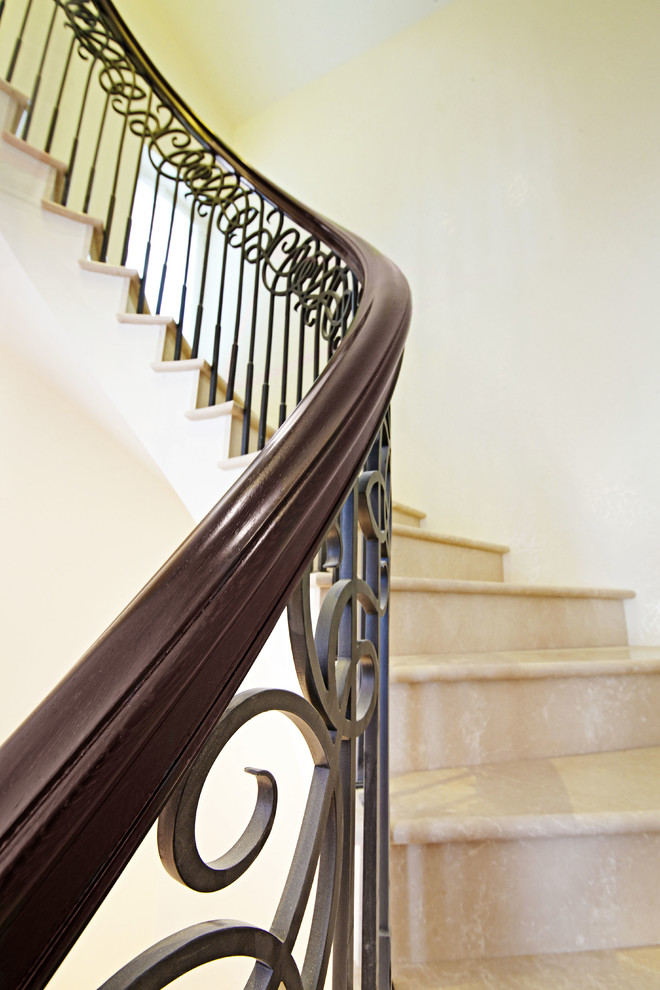 Idée de décoration pour un très grand escalier hélicoïdal tradition avec des marches en métal et des contremarches en métal.