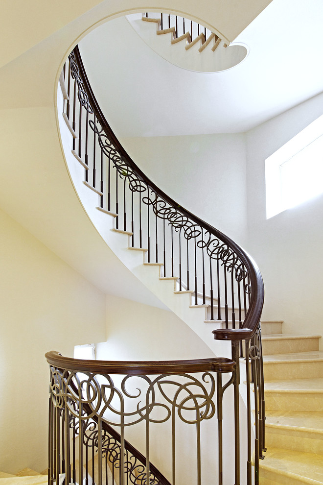 На фото: огромная винтовая металлическая лестница в классическом стиле с металлическими ступенями с