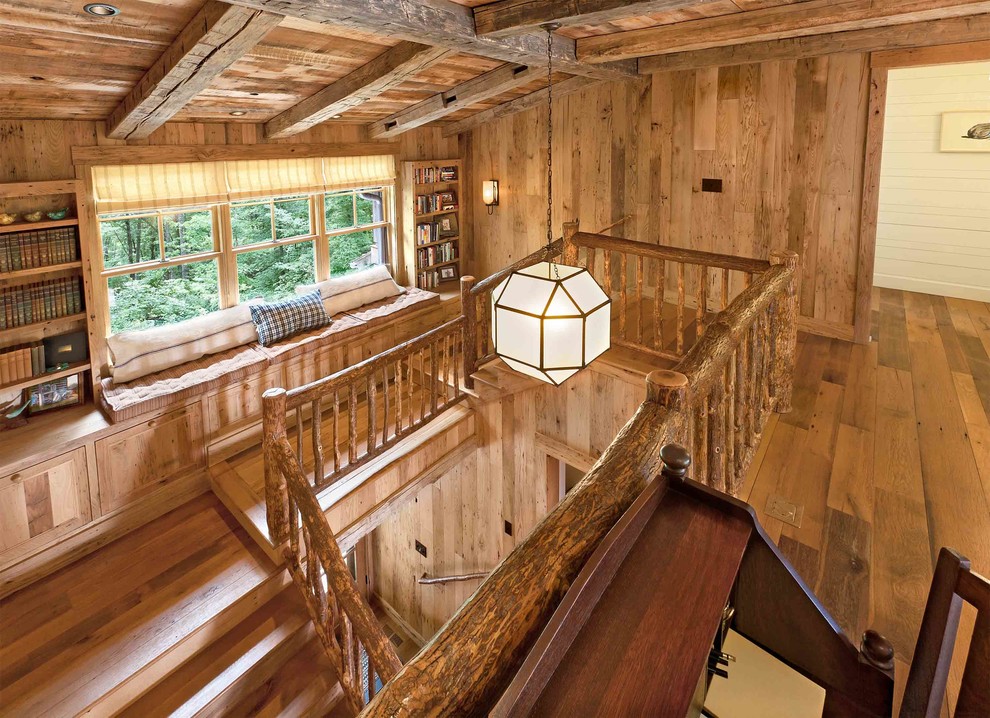 Aménagement d'un escalier montagne avec des marches en bois et des contremarches en bois.