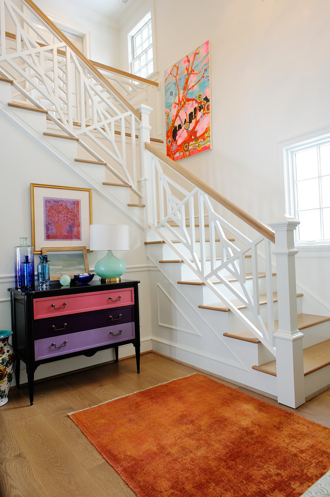 Стильный дизайн: угловая лестница в стиле неоклассика (современная классика) с деревянными ступенями и деревянными перилами - последний тренд