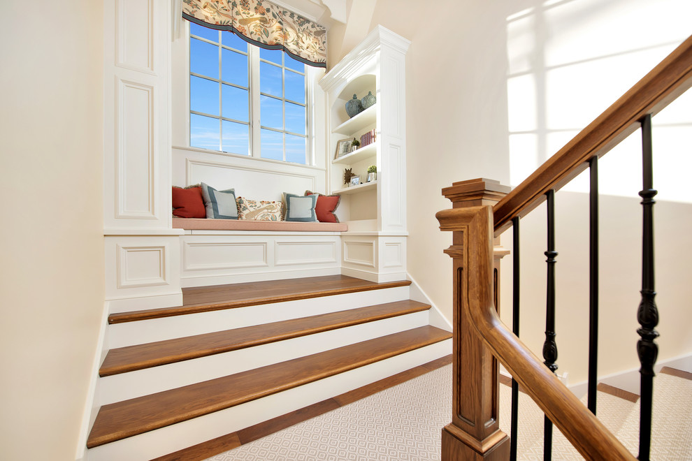 Свежая идея для дизайна: большая п-образная лестница в классическом стиле с деревянными ступенями, крашенными деревянными подступенками и перилами из смешанных материалов - отличное фото интерьера