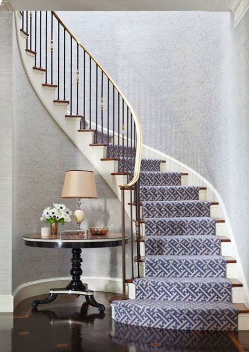 Идея дизайна: изогнутая лестница среднего размера в стиле неоклассика (современная классика) с деревянными ступенями и крашенными деревянными подступенками