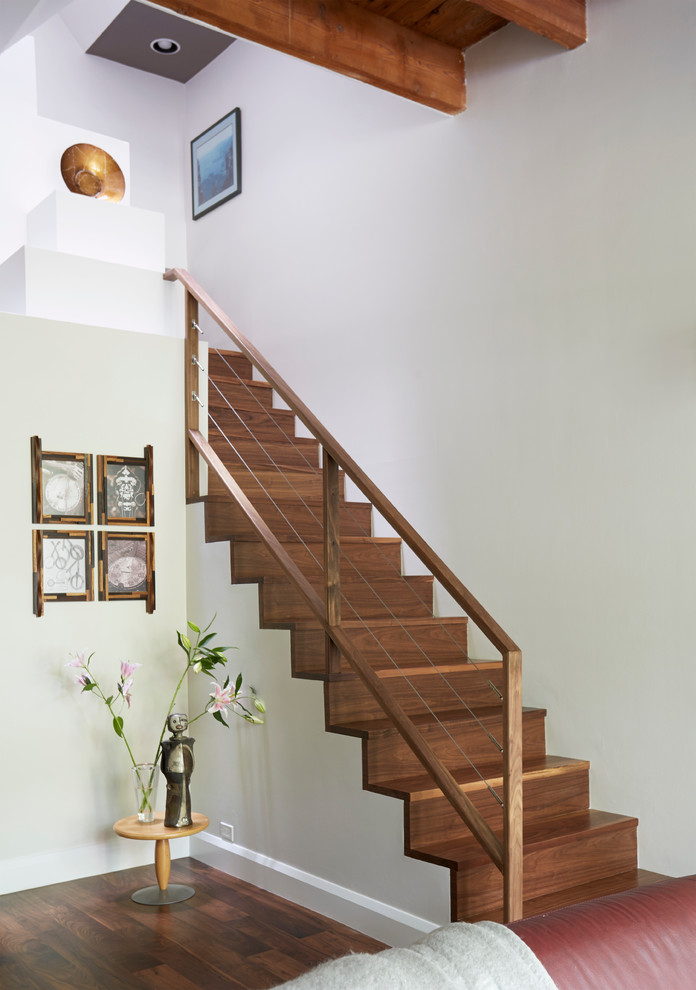 Imagen de escalera en U urbana de tamaño medio con escalones de madera y contrahuellas de madera