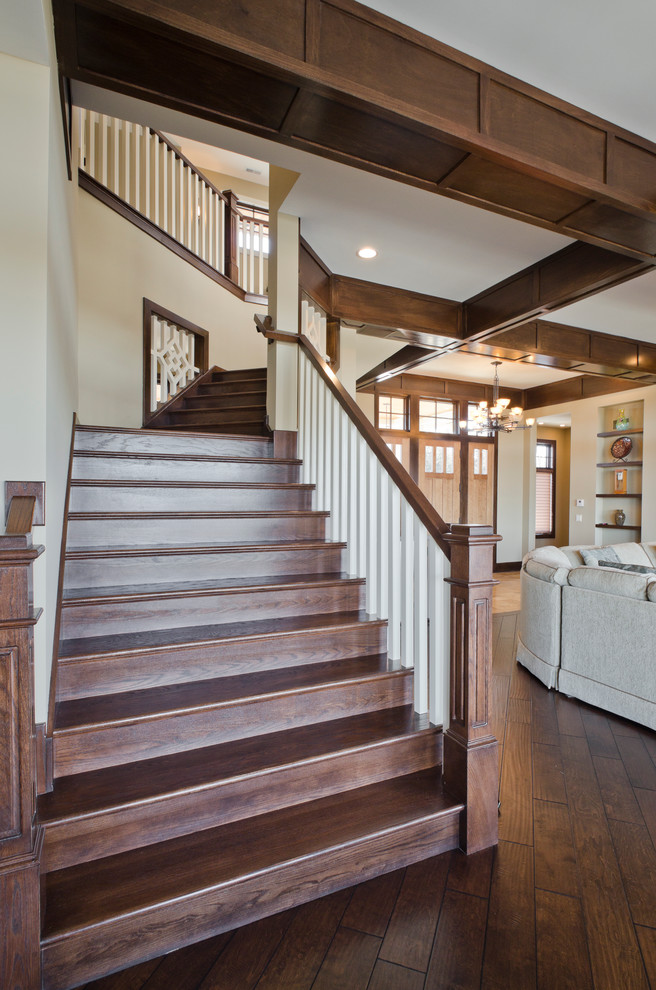 Стильный дизайн: большая деревянная лестница в классическом стиле с деревянными ступенями и деревянными перилами - последний тренд