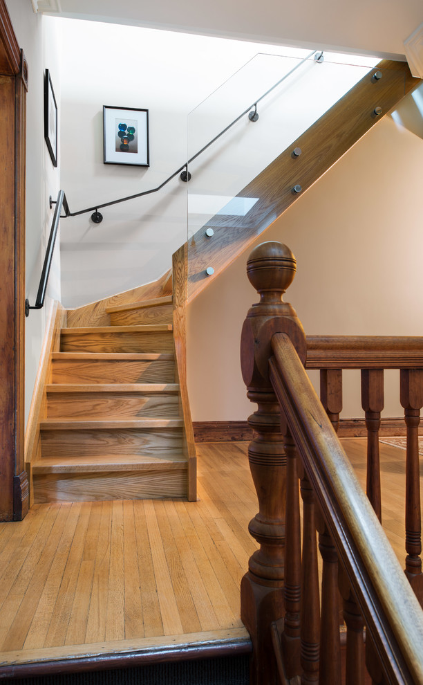 Ejemplo de escalera contemporánea con escalones de madera y contrahuellas de madera