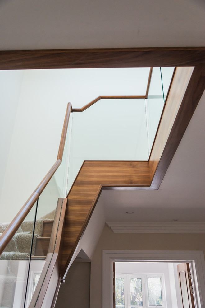 Modelo de escalera en L minimalista grande con escalones de madera y contrahuellas de madera