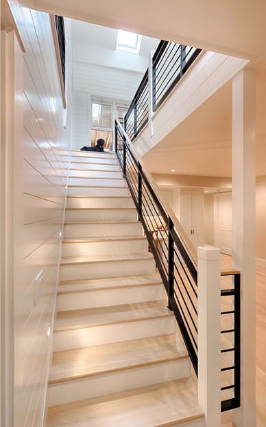 Imagen de escalera recta tradicional renovada de tamaño medio con escalones de madera, contrahuellas de madera pintada y barandilla de varios materiales