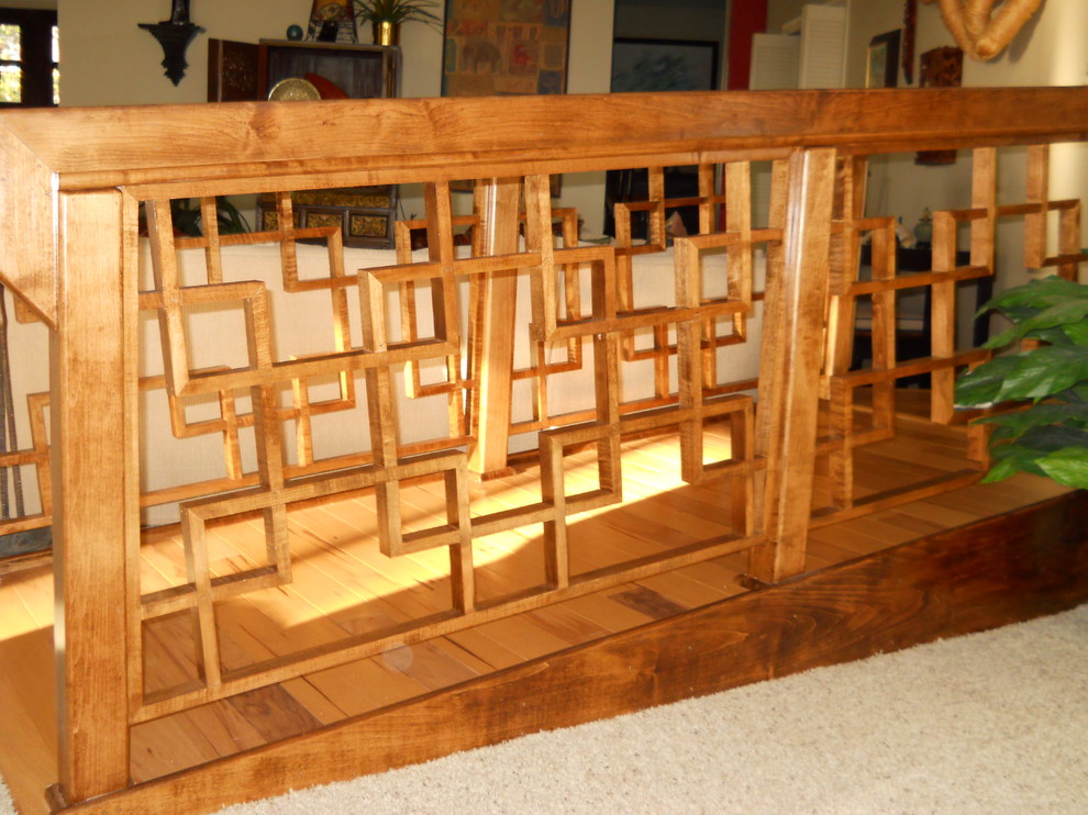 На фото: прямая лестница среднего размера в восточном стиле с деревянными ступенями с