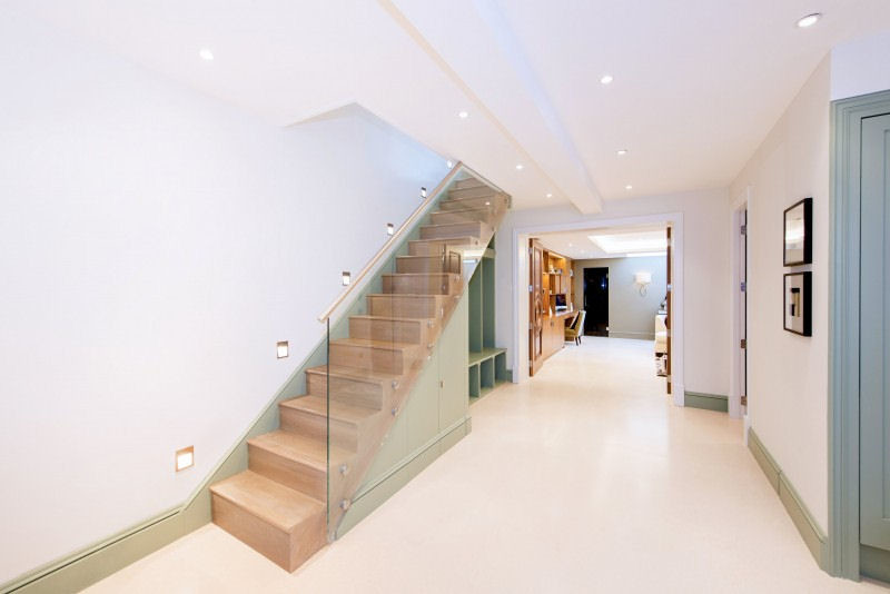 Foto de escalera recta actual de tamaño medio con escalones de madera y contrahuellas de madera