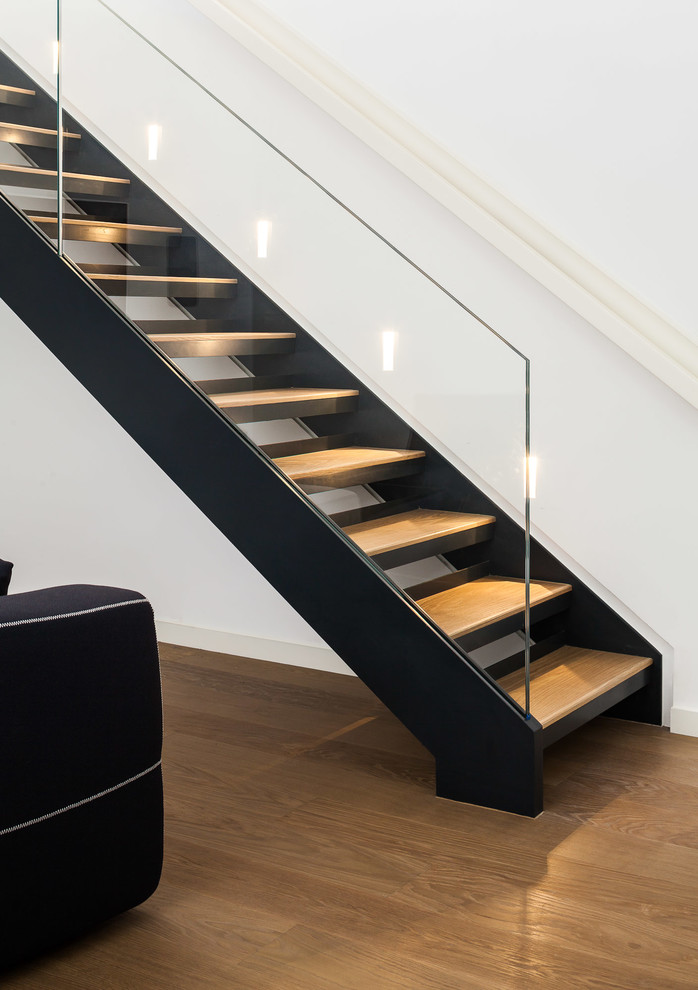 Источник вдохновения для домашнего уюта: большая прямая металлическая лестница в современном стиле с деревянными ступенями