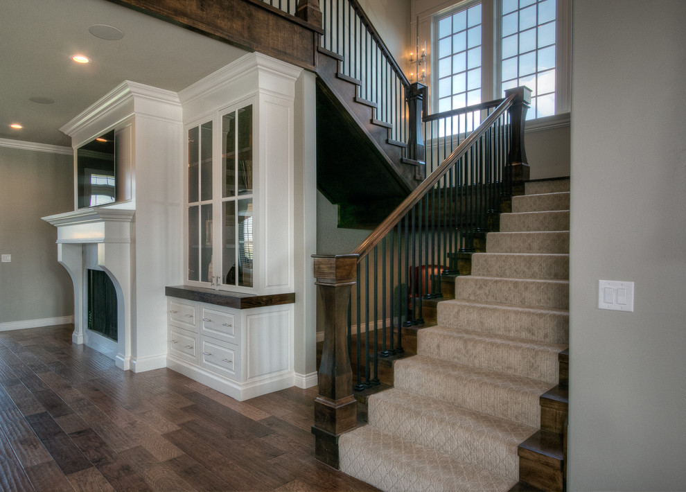 Große Klassische Treppe in U-Form mit Teppich-Treppenstufen, Teppich-Setzstufen und Mix-Geländer in Dallas