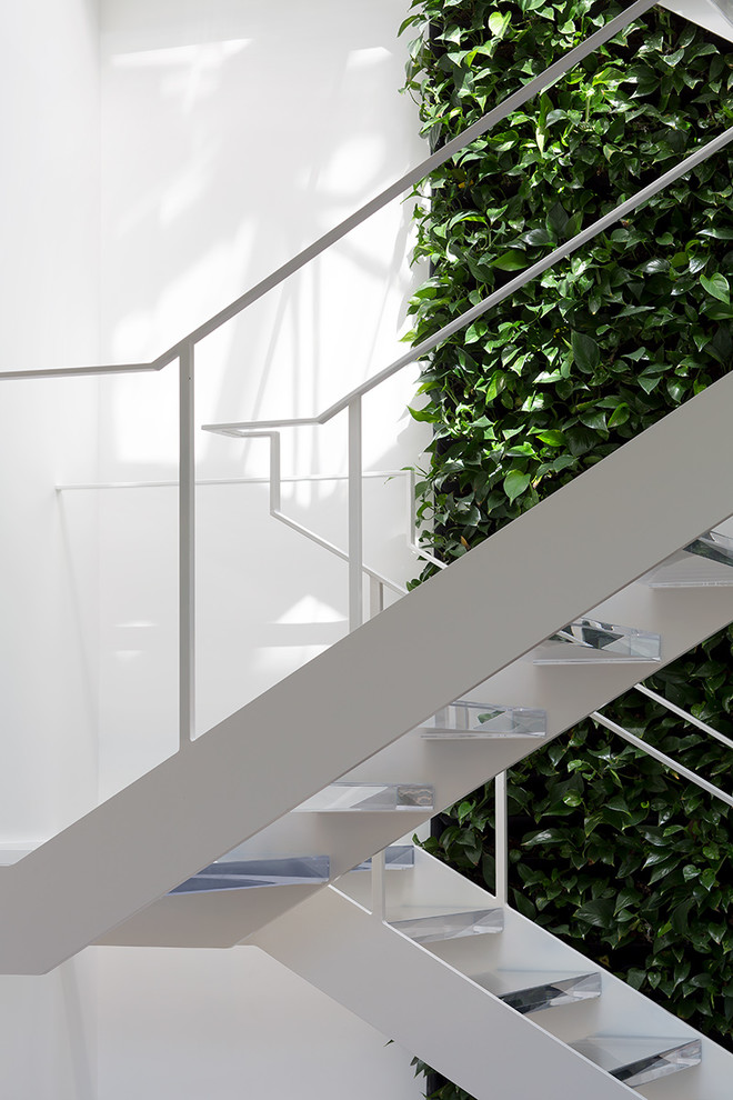Schwebende, Kleine Moderne Treppe mit Acrylglas-Treppenstufen, Metall-Setzstufen und Stahlgeländer in Vancouver