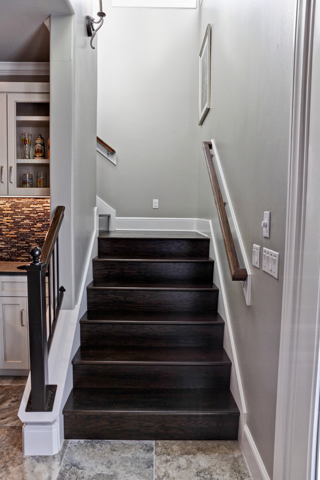 Diseño de escalera en L tradicional renovada pequeña con escalones de madera, contrahuellas de madera y barandilla de madera