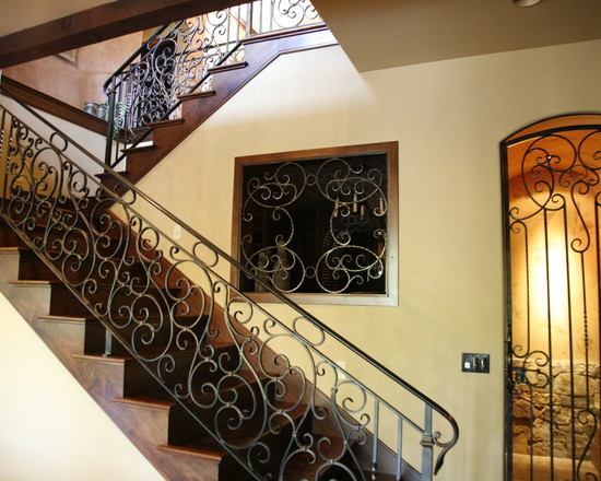 Стильный дизайн: п-образная деревянная лестница среднего размера в средиземноморском стиле с деревянными ступенями - последний тренд