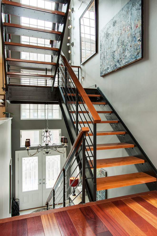 На фото: п-образная лестница среднего размера в современном стиле с деревянными ступенями без подступенок с