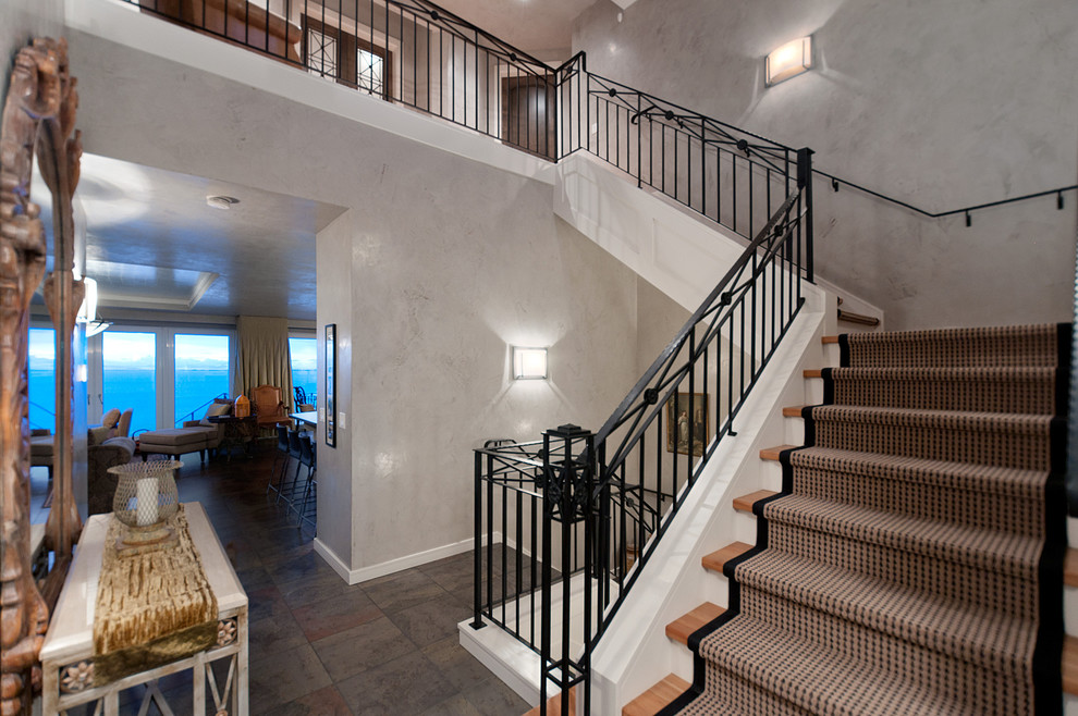 На фото: угловая деревянная лестница среднего размера в современном стиле с ступенями с ковровым покрытием