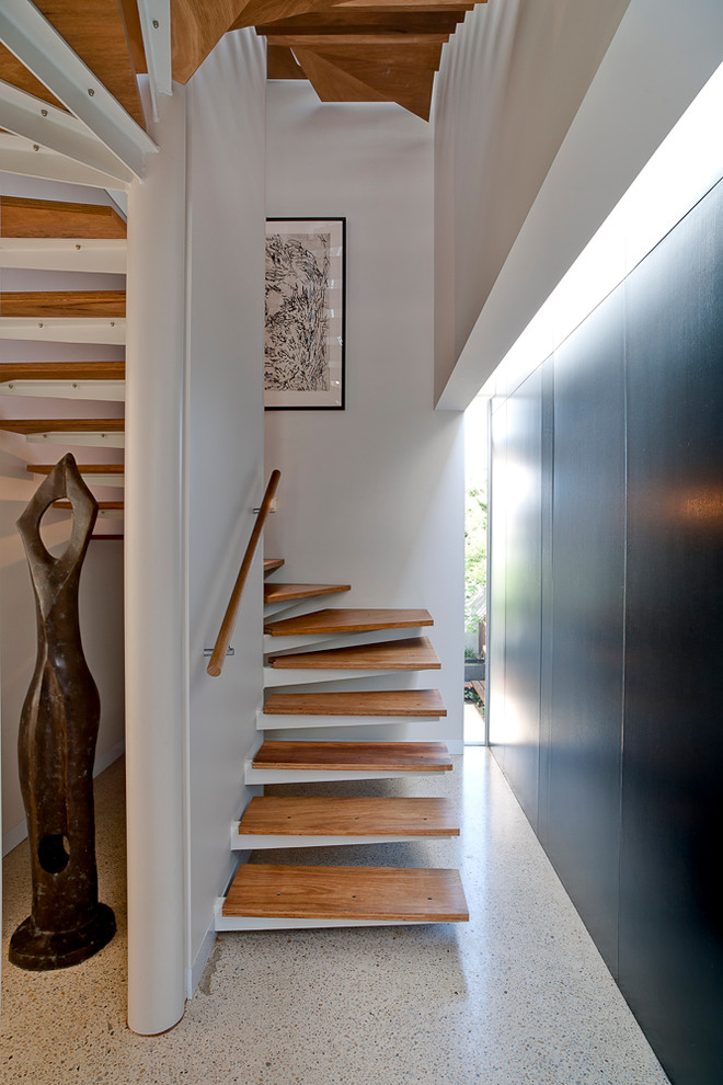 Foto på en funkis flytande trappa i trä, med öppna sättsteg