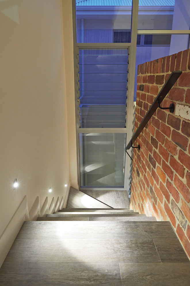 На фото: лестница в стиле лофт с ступенями из плитки