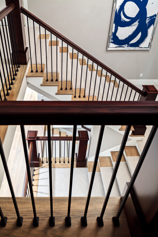 На фото: большая п-образная лестница в стиле неоклассика (современная классика) с ступенями с ковровым покрытием и ковровыми подступенками