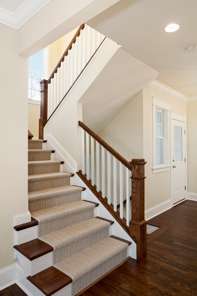 Свежая идея для дизайна: п-образная лестница среднего размера в классическом стиле с деревянными ступенями и крашенными деревянными подступенками - отличное фото интерьера