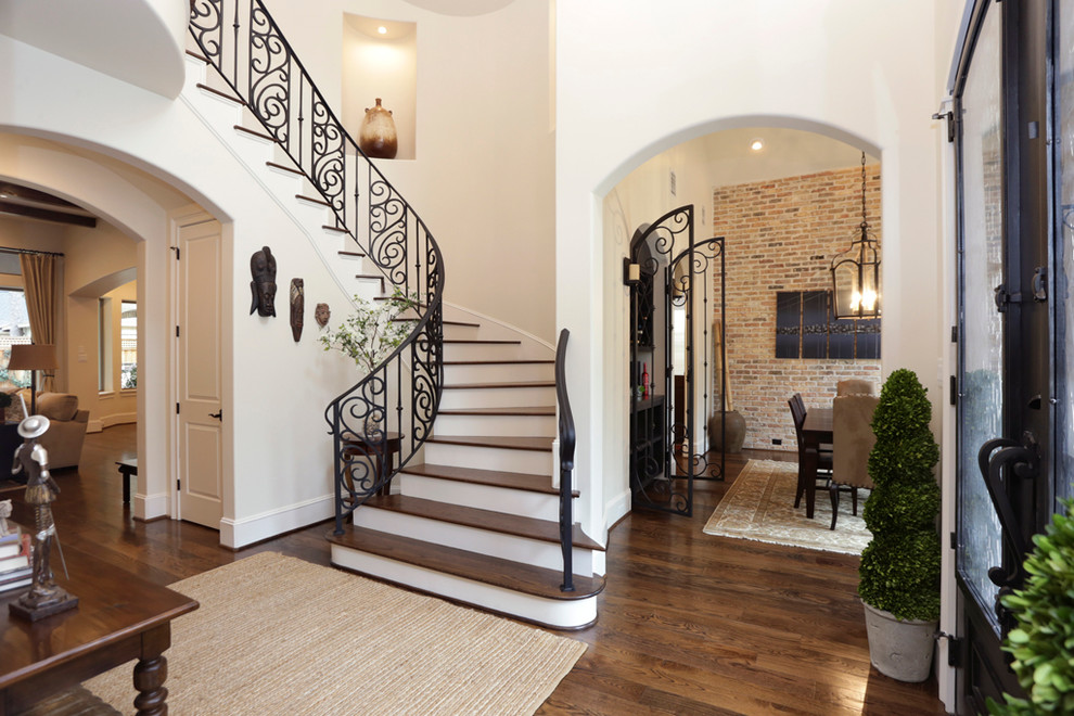 Réalisation d'un escalier peint courbe tradition de taille moyenne avec des marches en bois.