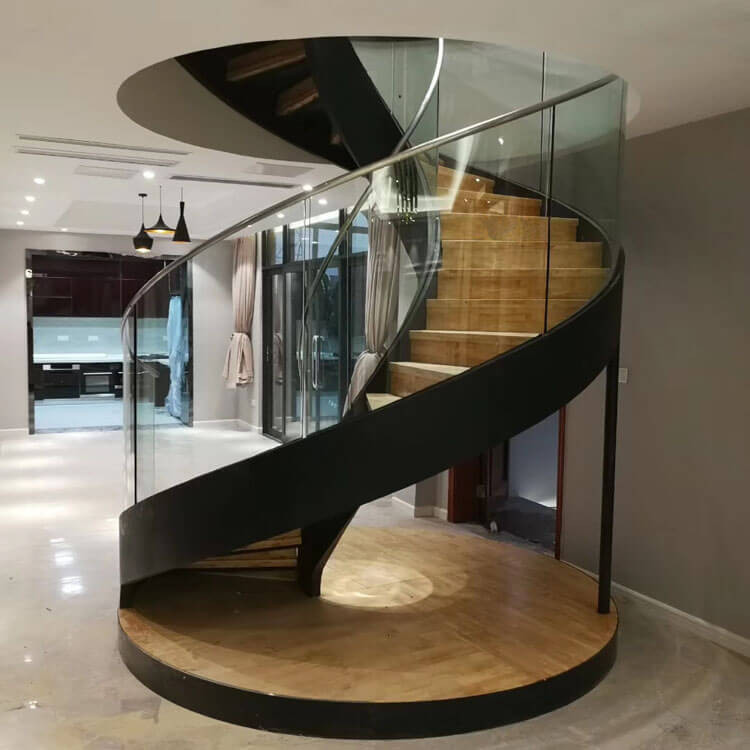 Imagen de escalera curva minimalista de tamaño medio con escalones de madera, contrahuellas de madera y barandilla de vidrio