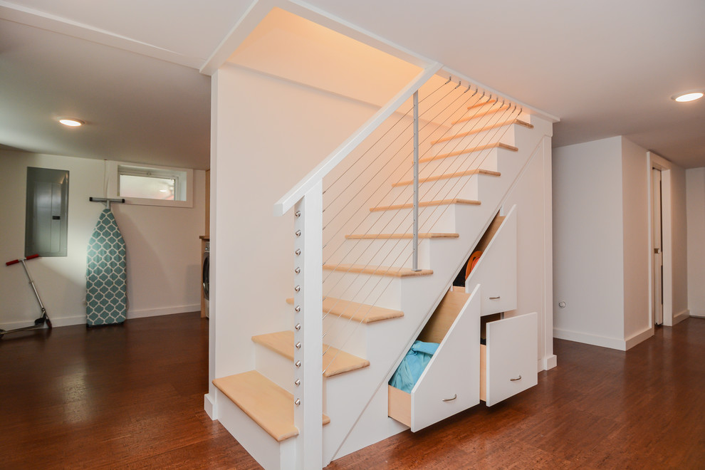 Идея дизайна: прямая лестница среднего размера в стиле неоклассика (современная классика) с деревянными ступенями, крашенными деревянными подступенками и перилами из тросов