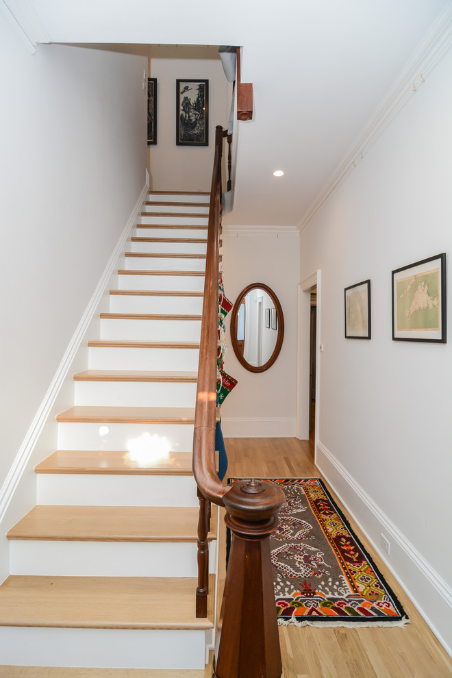 Inspiration pour un escalier peint droit traditionnel de taille moyenne avec des marches en bois et un garde-corps en bois.