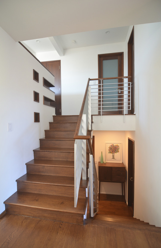 На фото: п-образная деревянная лестница среднего размера в стиле ретро с деревянными ступенями и металлическими перилами с