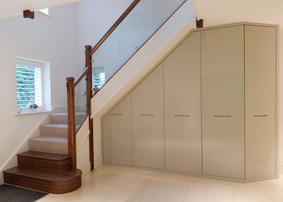 Идея дизайна: угловая лестница среднего размера в современном стиле с ступенями с ковровым покрытием