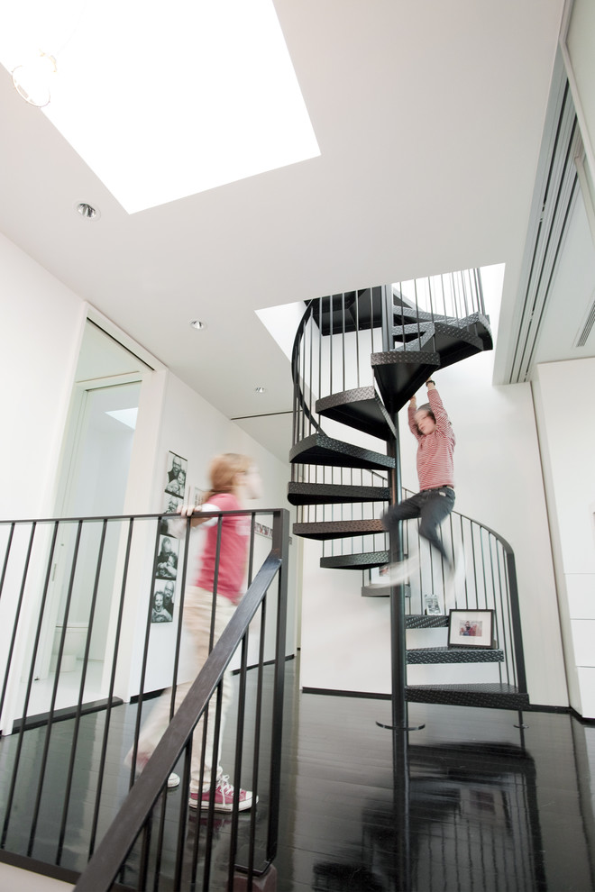 Идея дизайна: винтовая лестница в современном стиле
