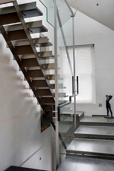 Idées déco pour un petit escalier sans contremarche flottant éclectique avec des marches en métal.