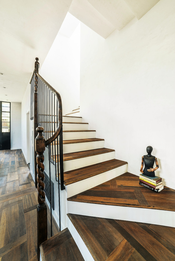 Свежая идея для дизайна: изогнутая деревянная лестница среднего размера с деревянными ступенями - отличное фото интерьера