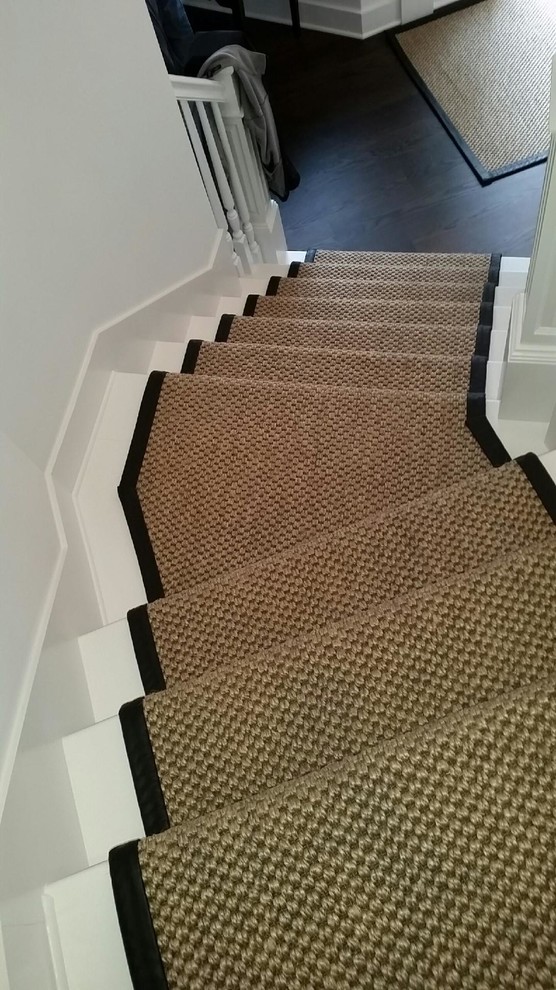 Пример оригинального дизайна: угловая лестница среднего размера в современном стиле с ступенями с ковровым покрытием и ковровыми подступенками