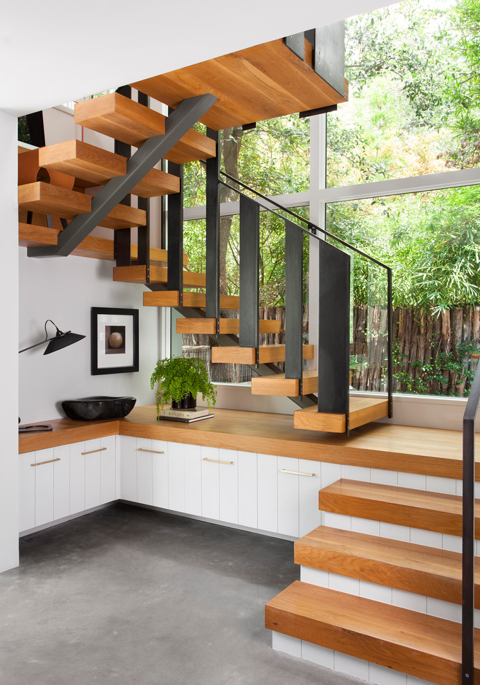 Foto de escalera pequeña sin contrahuella con escalones de madera y barandilla de metal