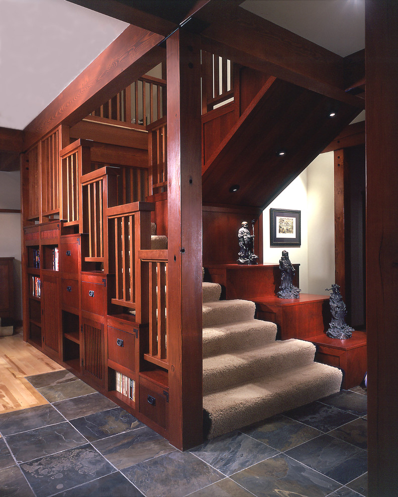 Inspiration pour un grand escalier traditionnel en U avec des marches en moquette, des contremarches en moquette et rangements.
