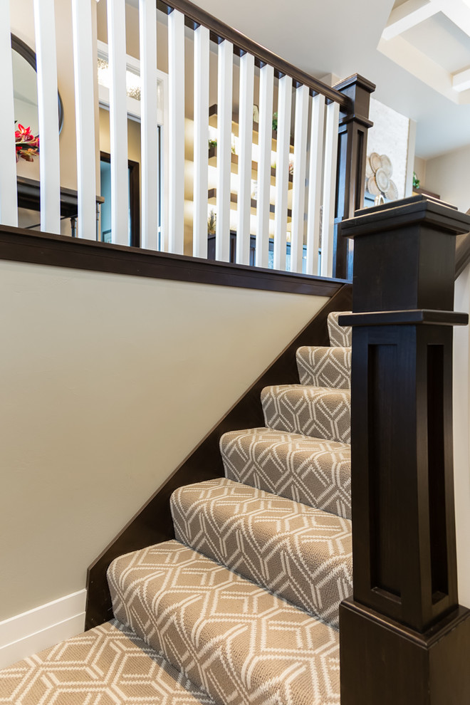 Свежая идея для дизайна: п-образная лестница среднего размера в стиле неоклассика (современная классика) с ступенями с ковровым покрытием, ковровыми подступенками и деревянными перилами - отличное фото интерьера