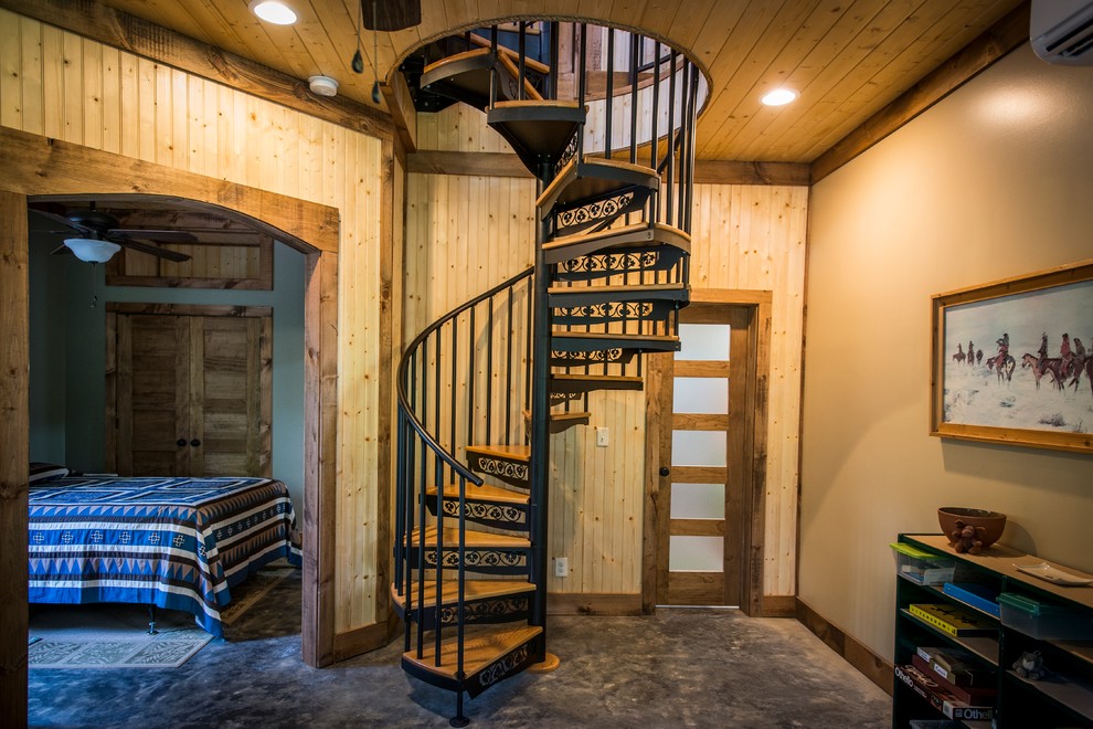 Ejemplo de escalera de caracol rural con escalones de madera y contrahuellas de metal