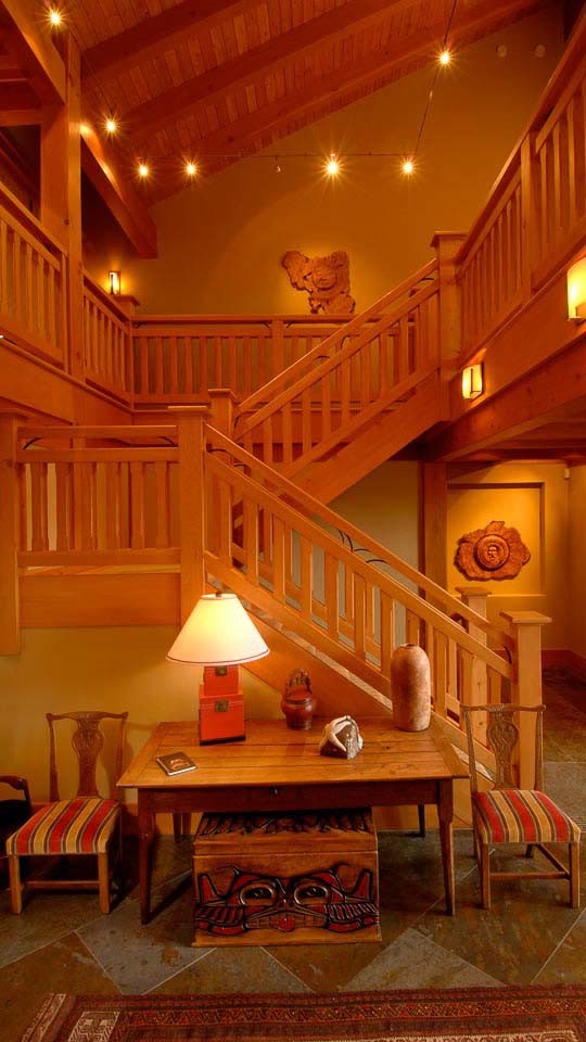 Exemple d'un escalier craftsman avec des marches en bois, des contremarches en bois et éclairage.