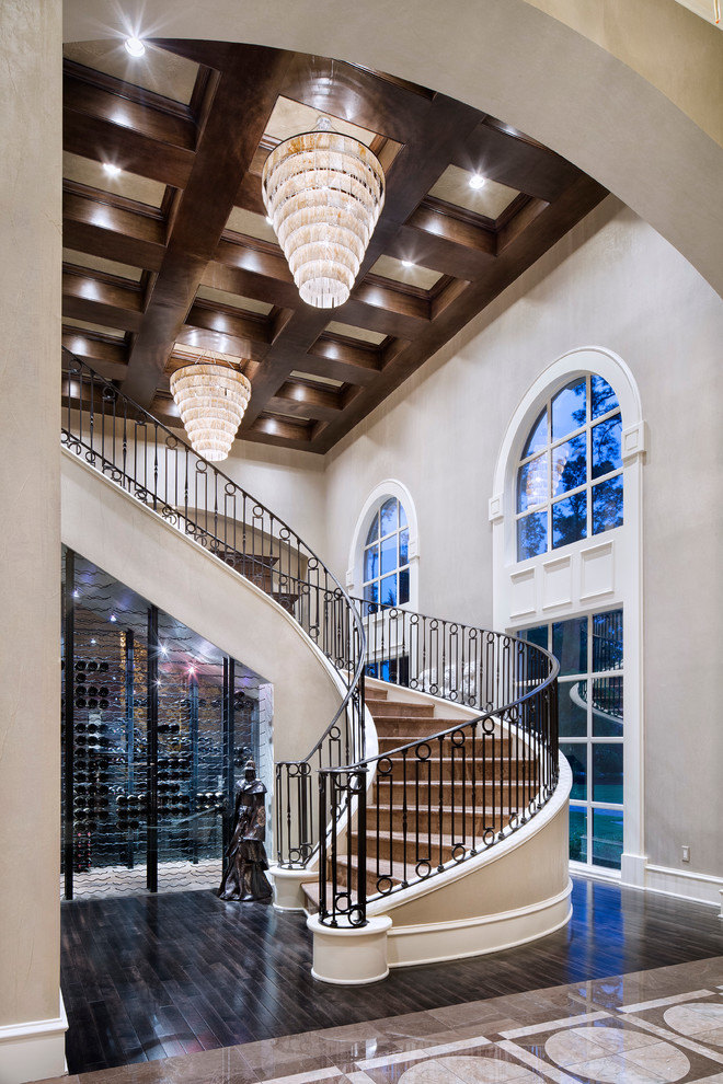 Gewendelte, Geräumige Klassische Treppe in Houston