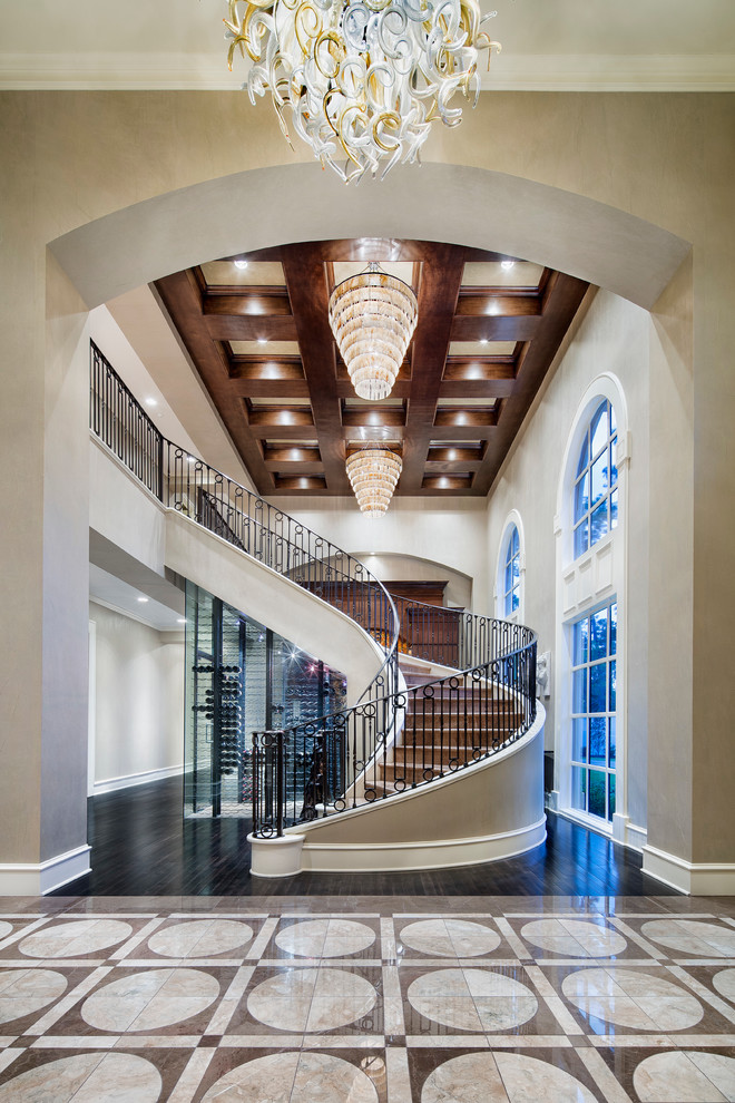 Diseño de escalera curva, tradicional, con escalones de madera y contrahuellas de madera