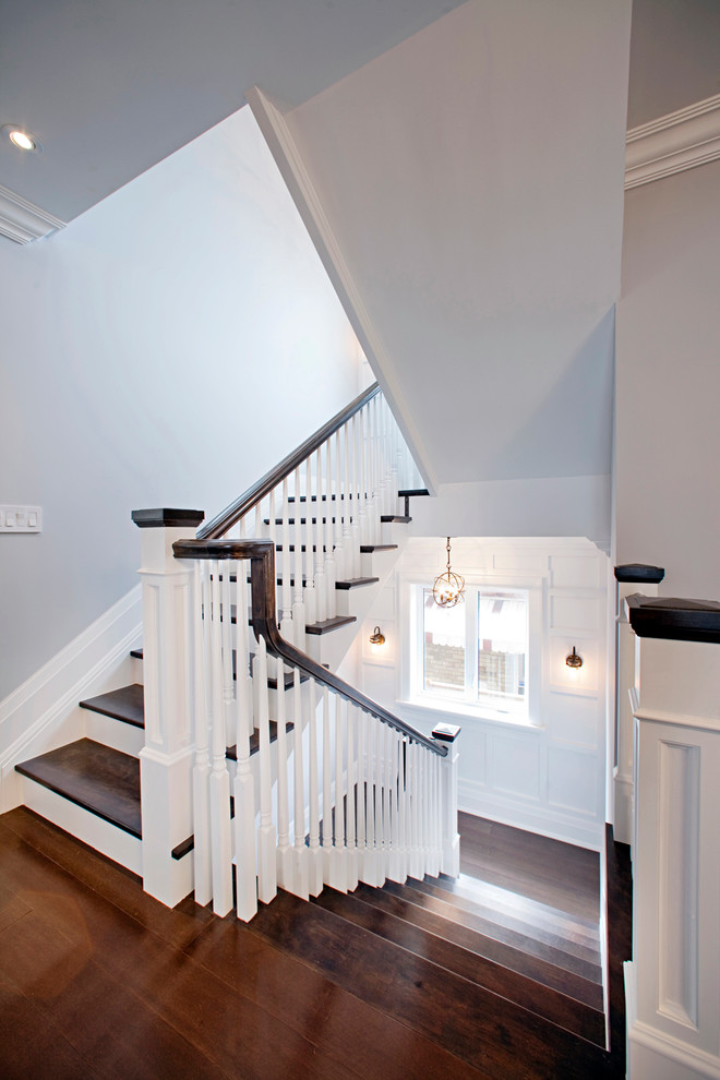 Ejemplo de escalera recta clásica renovada grande con escalones de madera y contrahuellas de madera