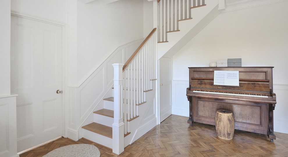 Источник вдохновения для домашнего уюта: изогнутая деревянная лестница среднего размера в классическом стиле с деревянными ступенями и деревянными перилами