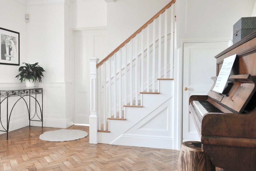 Стильный дизайн: изогнутая деревянная лестница среднего размера в классическом стиле с деревянными ступенями и деревянными перилами - последний тренд