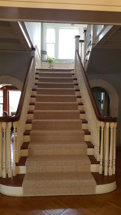 На фото: лестница среднего размера в классическом стиле