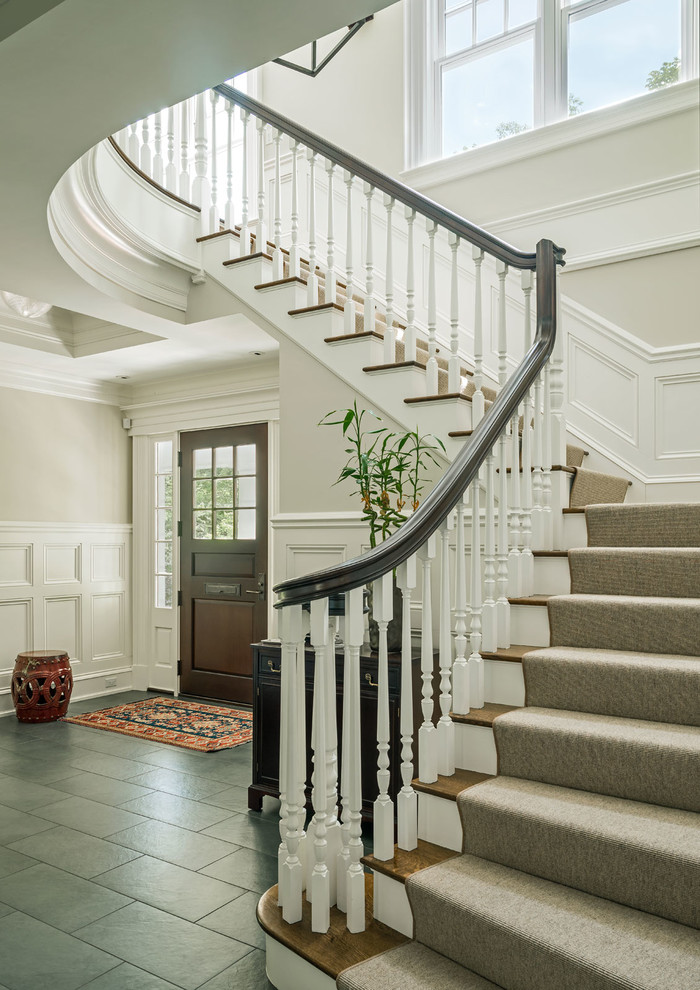 Источник вдохновения для домашнего уюта: большая изогнутая лестница в стиле неоклассика (современная классика) с деревянными ступенями и крашенными деревянными подступенками