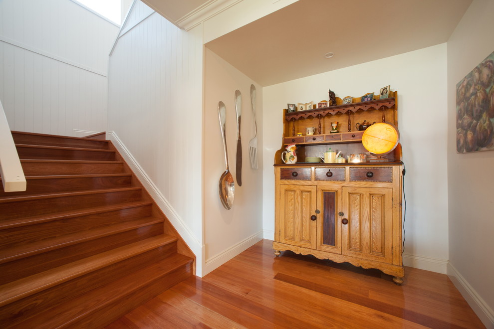 Diseño de escalera en U clásica grande con escalones de madera y contrahuellas de madera