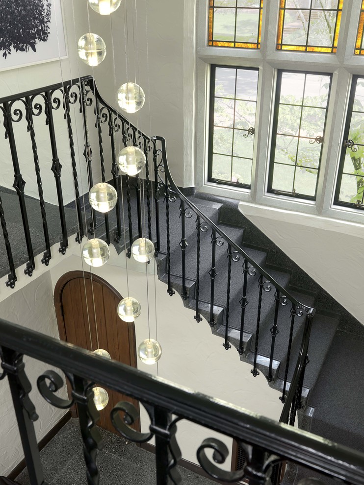 Idée de décoration pour un escalier bohème en L.